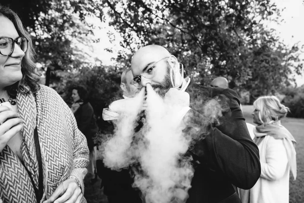 Un invité fume durant le vin d'honneur du mariage et expulse la fumée par le nez