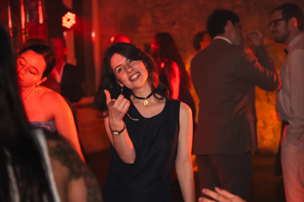 Une invitée danse sur la piste pendant la soirée du mariage