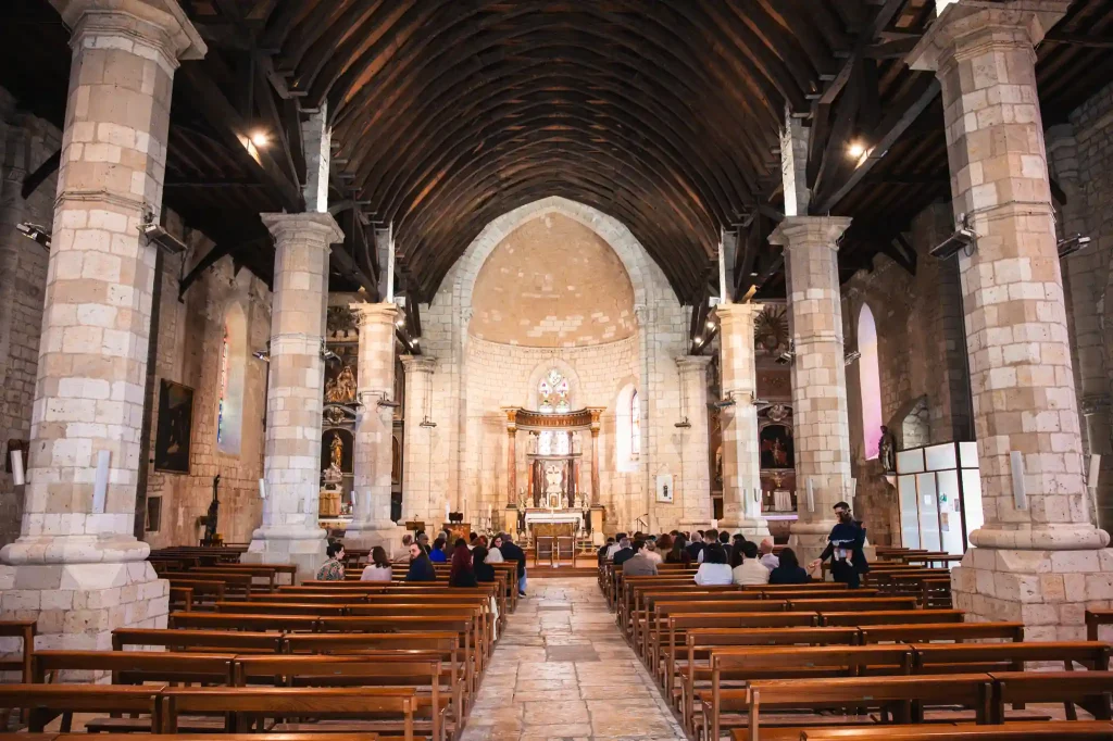 Les invités attendent que les mariés entre dans l'église pour pouvoir débuter la cérémonie religieuse