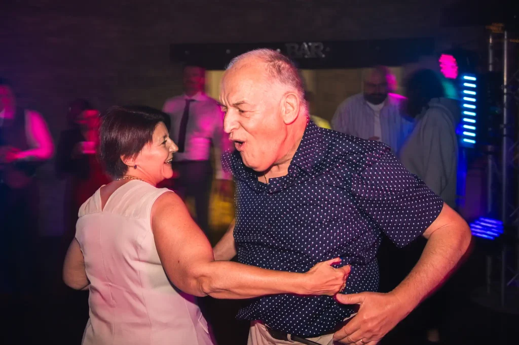 Les invités dansent le rock sur la piste de danse du mariage