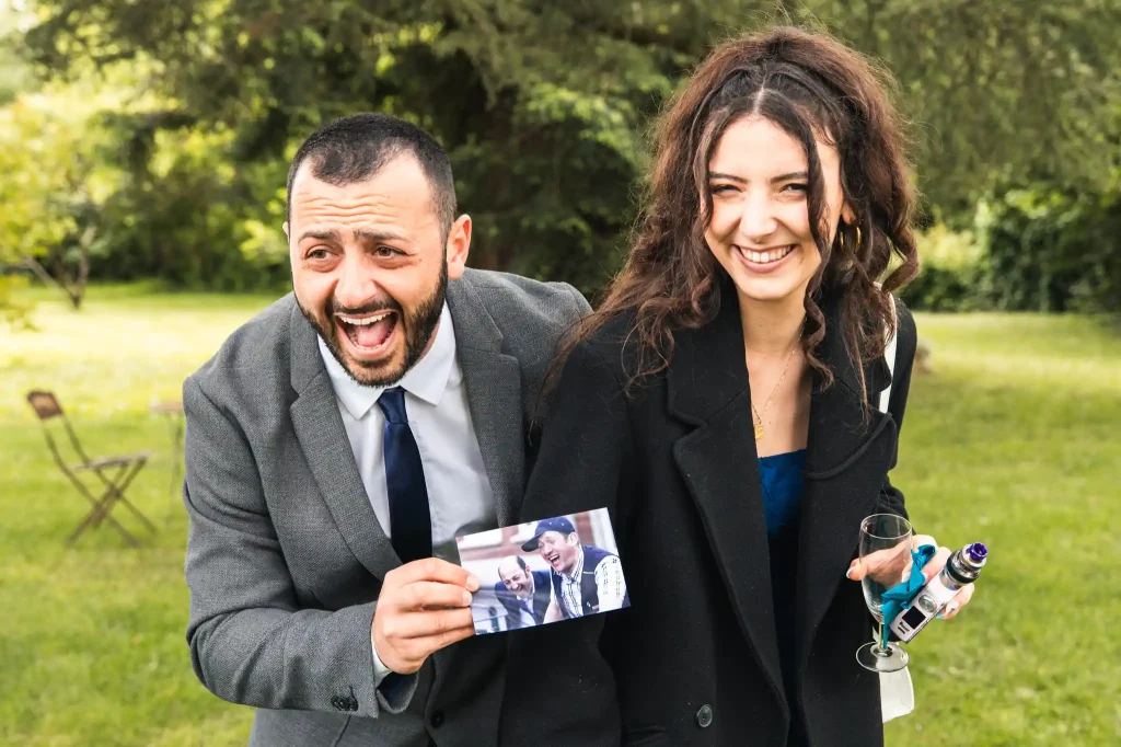 Deux invités jouent avec le photographe de mariage à Toulouse en reproduisant des images de films