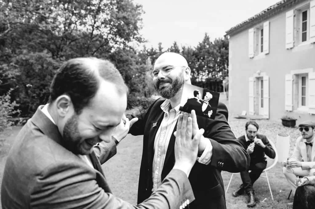 Lors d'un jeu pendant le cocktail du mariage, les invités rient aux éclats en reproduisant une photo