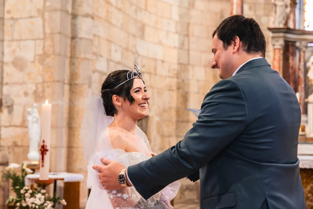 Le marié découvre le voile du visage de la mariée.