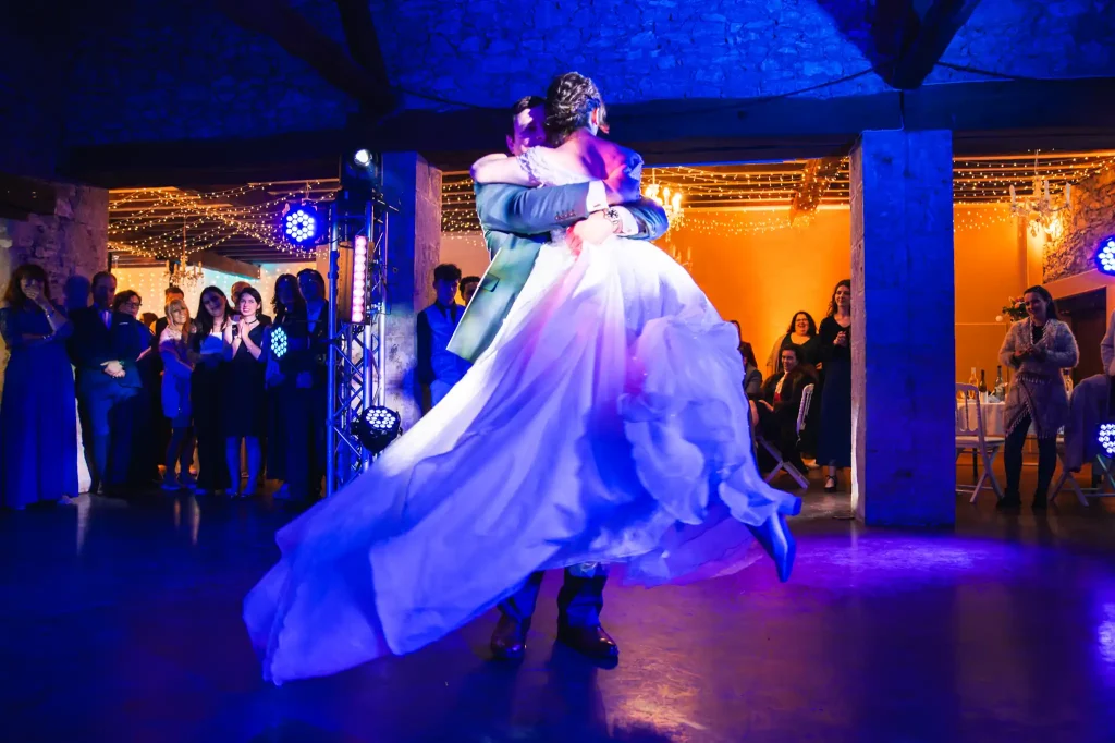 Le marié réalise un porté lors de la première danse devant le regard plein d'émerveillement des invités