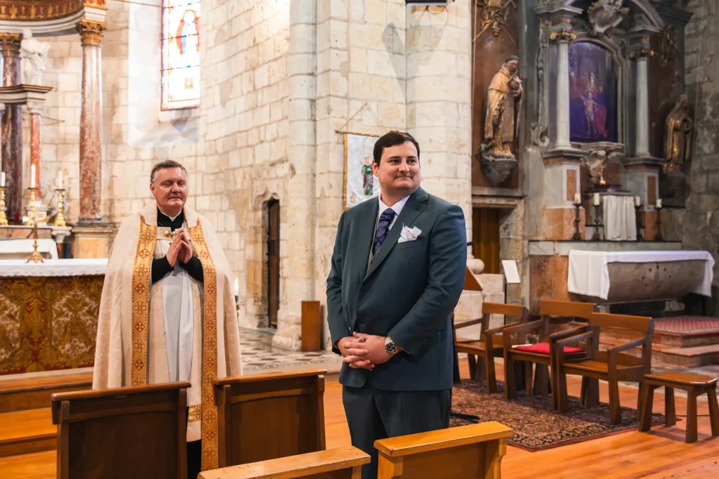 Le marié regarde sa fiancée qui remonte l'allée centrale de l'église Sainte-Fauste du Fezensac au bras de son père pour le rejoindre devant l'hôtel.