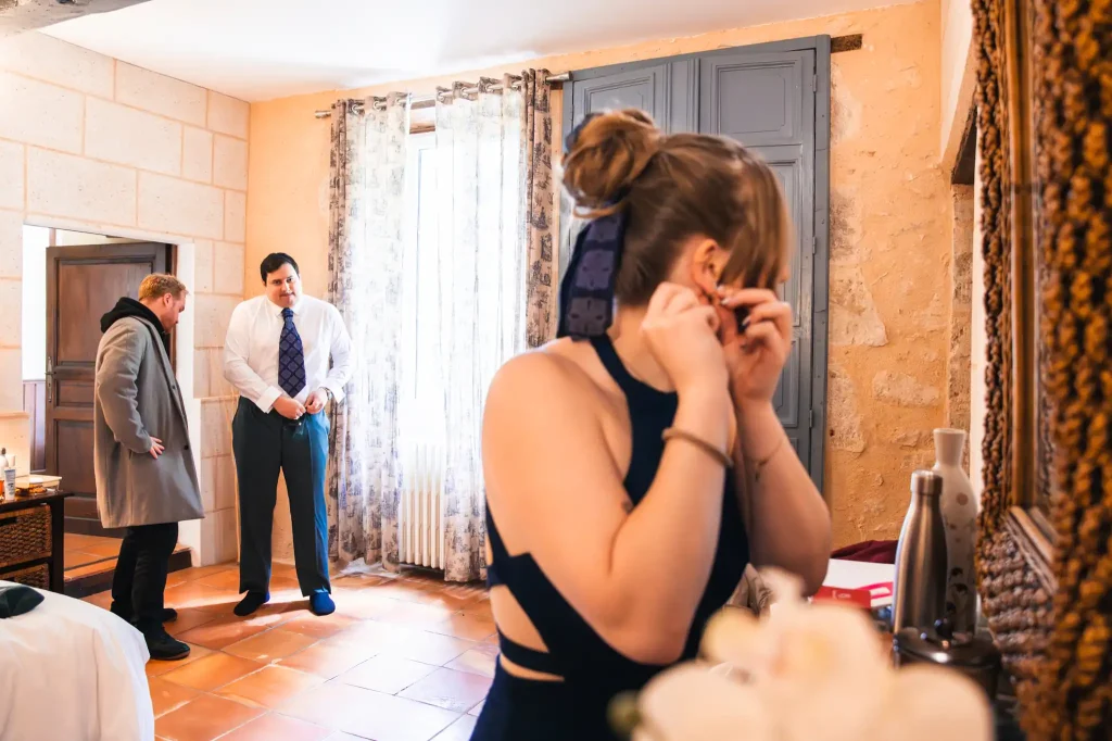 Le marié et sa sœur se préparent. Le tissu de sa cravate rappelle le ruban que sa sœur a dans les cheveux.
