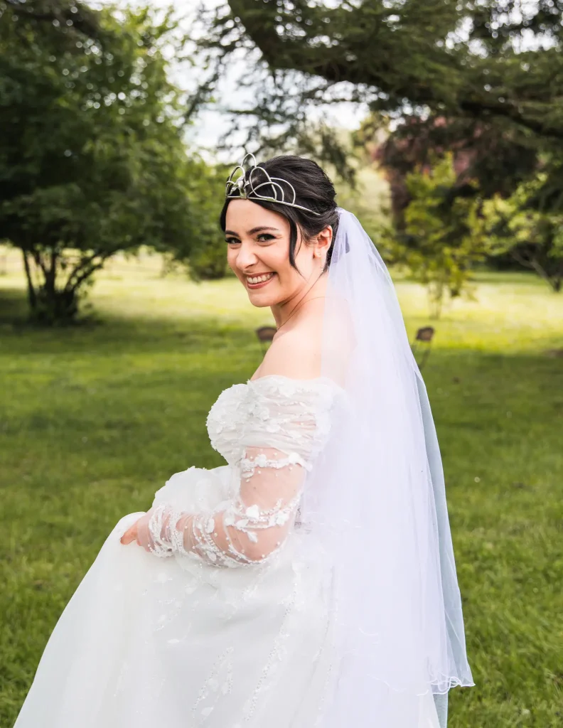 La mariée émue et heureuse se retourne en souriant après la séance first look proposé par le photographe de mariage à Toulouse.