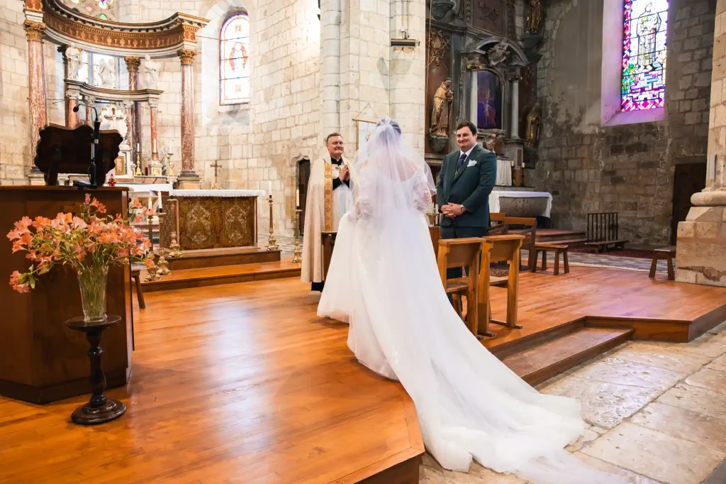 La mariée rejoint son mari devant l’hôtel et le maître de cérémonie.