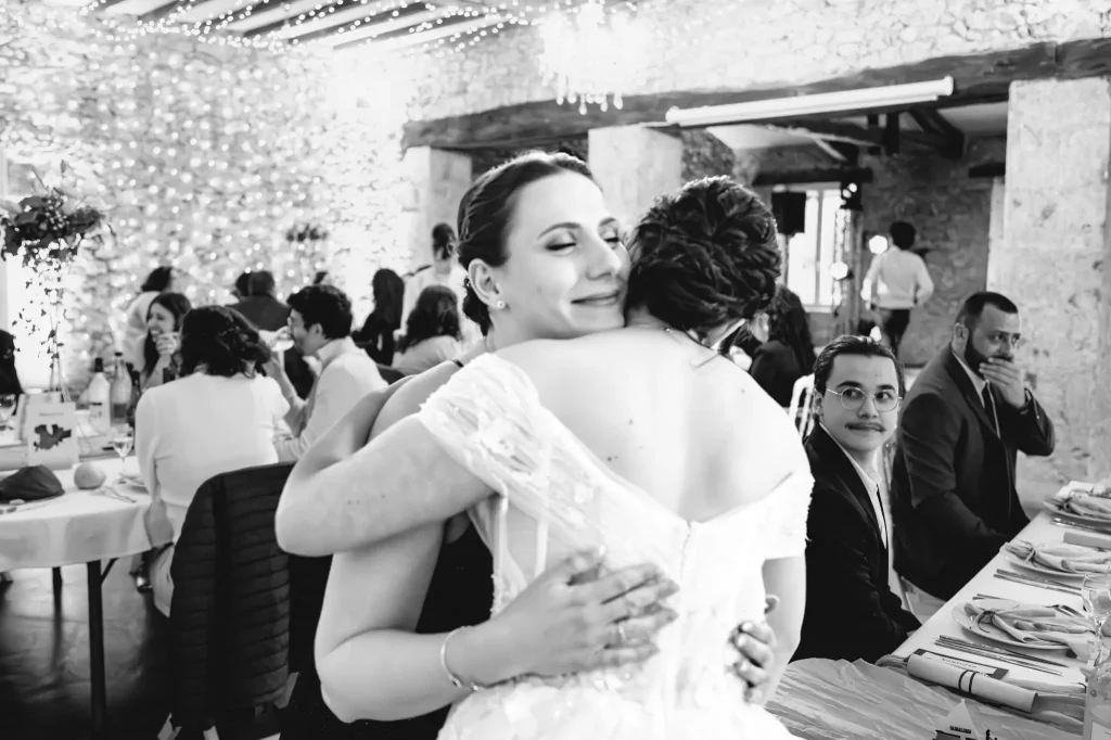 La mariée remercie sa demoiselle d'honneur pour son discours en l'enlaçant chaleureusement dans ses bras