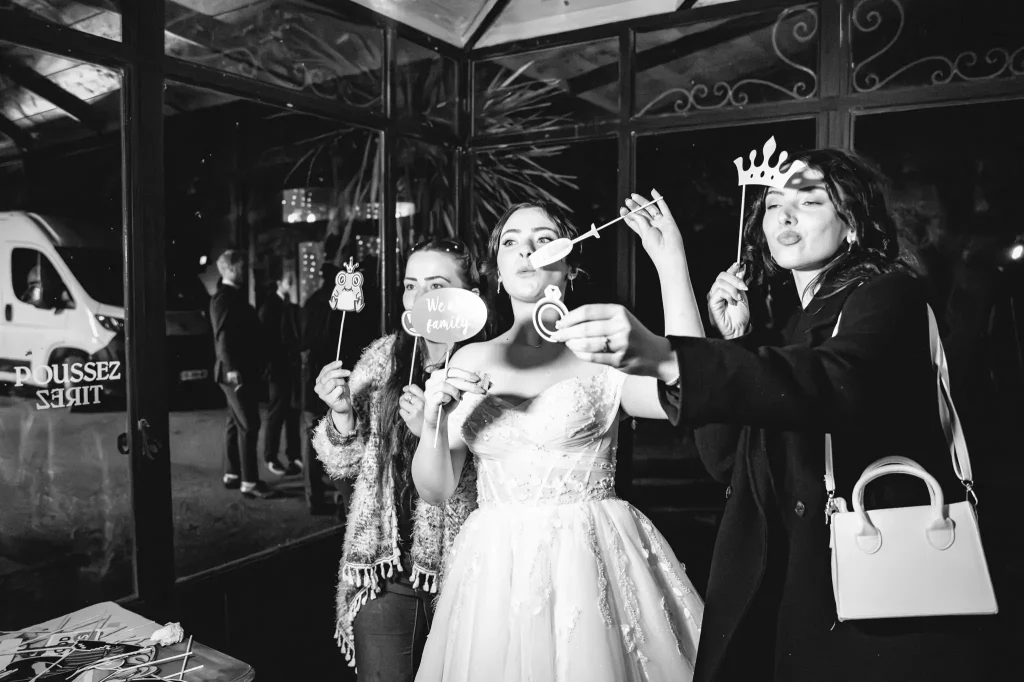 La mariée et ses sœurs dont une photo rigolote devant le photobooth du mariage