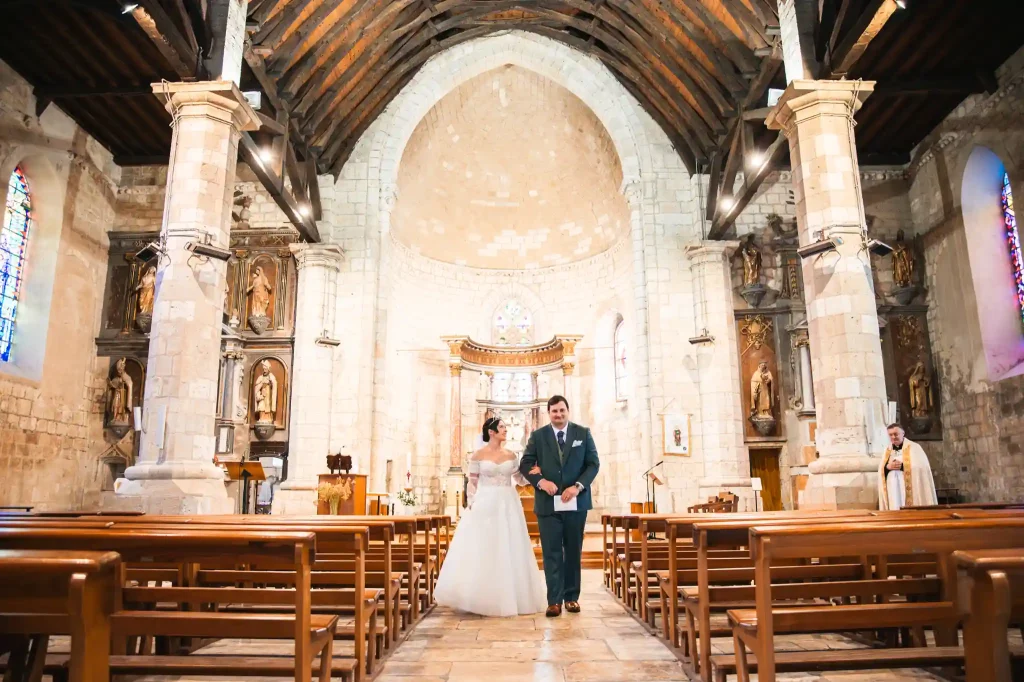 Les mariés remontent l'allée centrale de l'église Sainte-Fauste du Fezensac pour sortir sous l'acclamation des invités à la fin de la cérémonie religieuse.