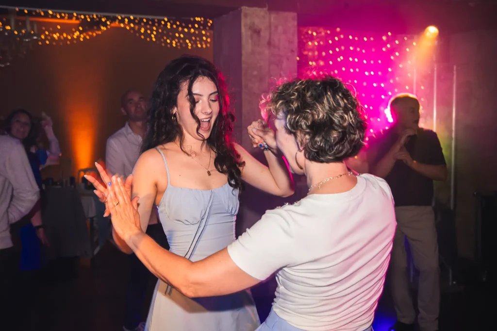 La mère et la sœur de la mariée danse pendant la soirée du mariage à la Chartreuse de Dane.