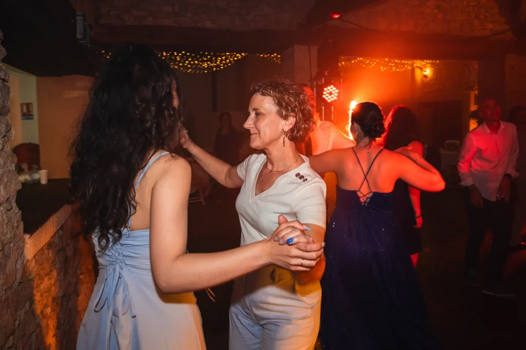 La mère et la sœur de la mariée danse sur la piste dès le début de la soirée