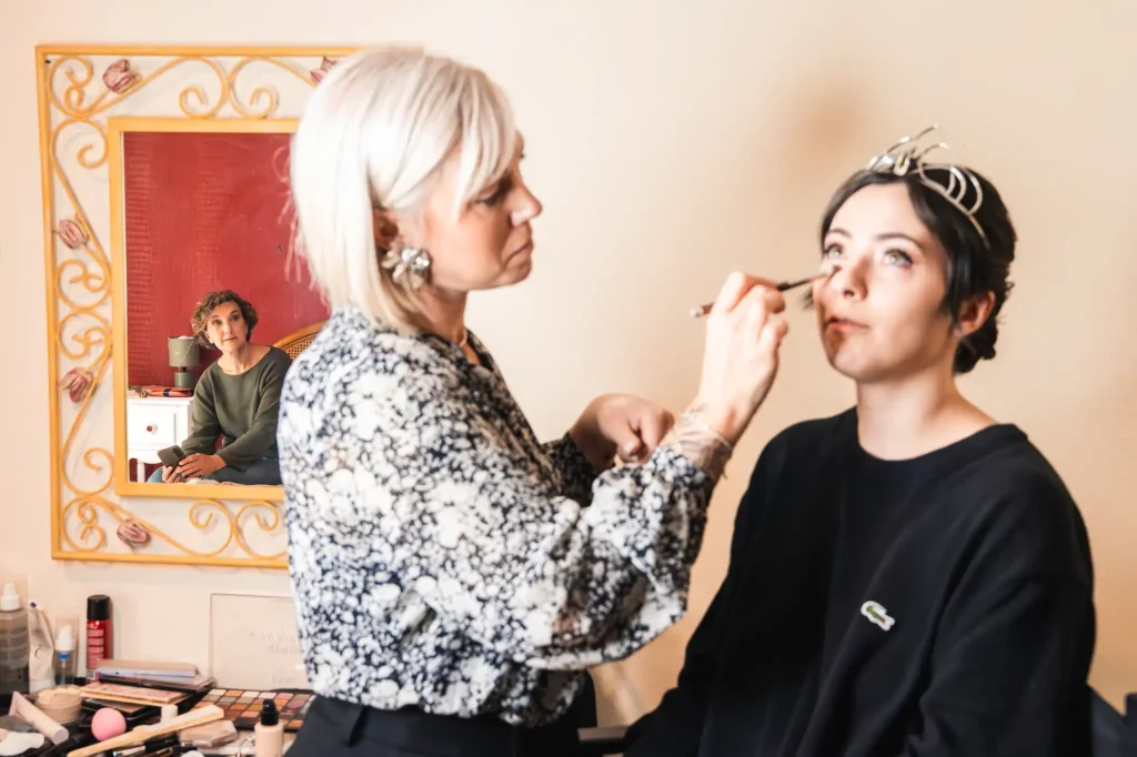Photographe de mariage à Toulouse pendant les préparatifs de la mariée à la Chartreuse de Dane qui se fait maquiller sous le regard émerveillé de sa maman.