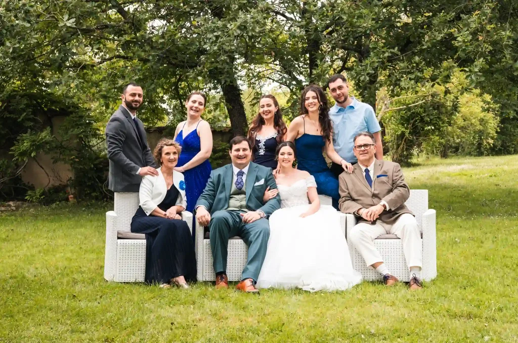 Photographe de mariage à Toulouse lors d'une séance photo de groupe avec la famille des mariés avant le début du vin d'honneur du mariage.