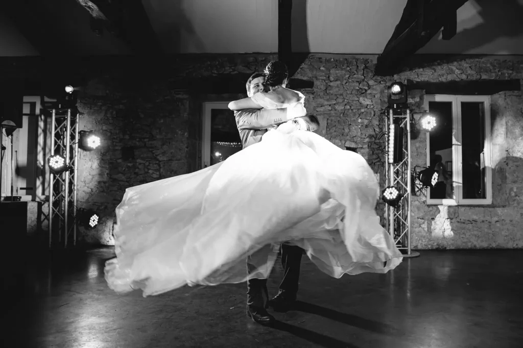 Photographe de mariage à Toulouse pour immortaliser la première danse du mariage et ses portés.