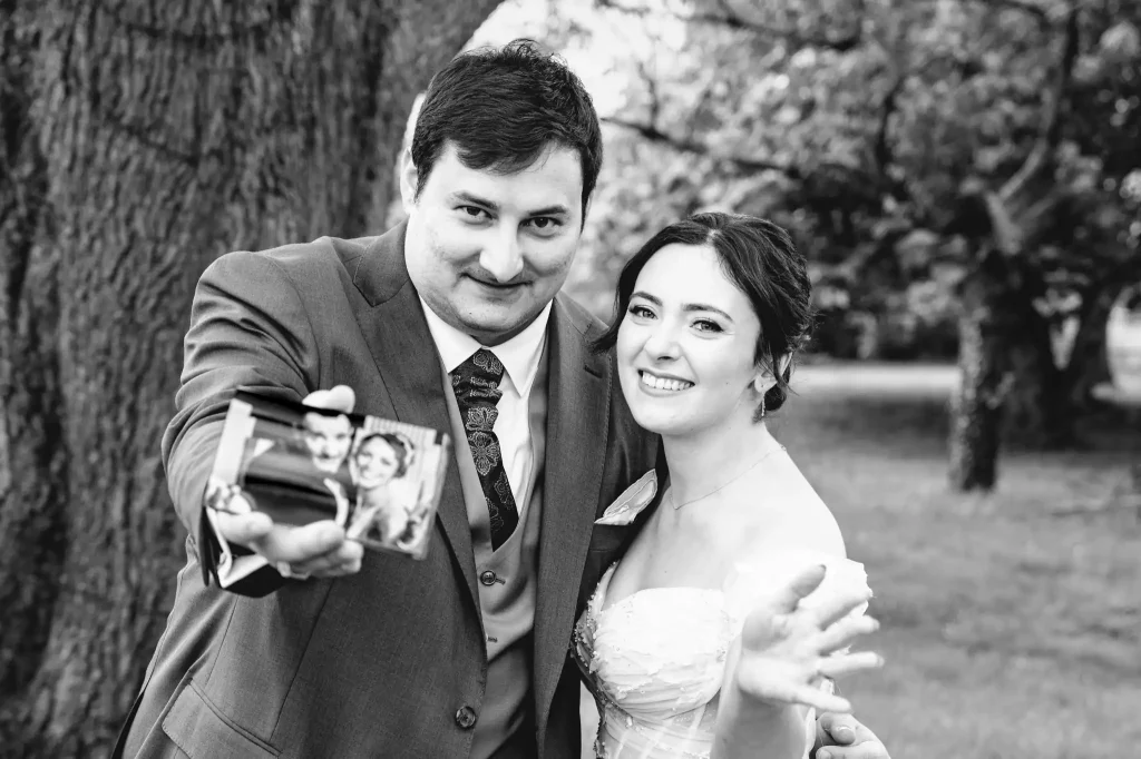 Photographe de mariage à Toulouse, je fait reproduire une image de film aux mariés afin de créer une petite animation ludique