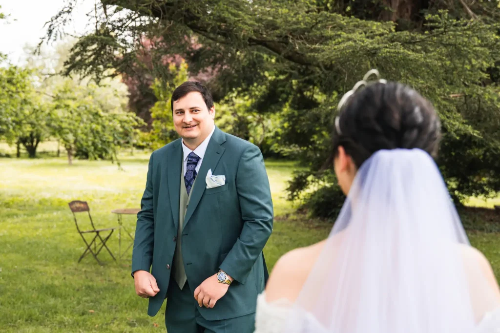 Lors de la séance photo du first look, le marié se retourne enfin pour découvrir la robe de la mariée