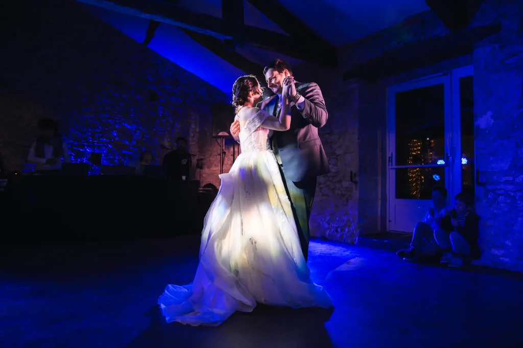 Première danse des mariés lors de leur mariage à la Chartreuse de Dane