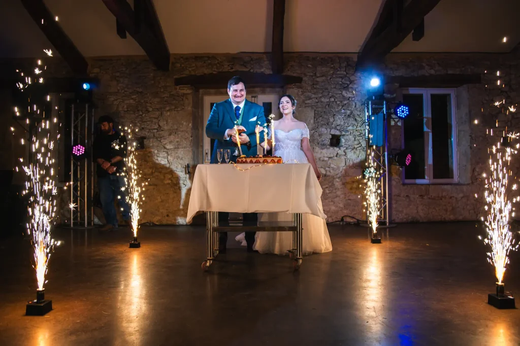 Le repas de mariage touche à sa fin et les mariés vont entamé la dernière animation, le découpage du gâteau de mariage.