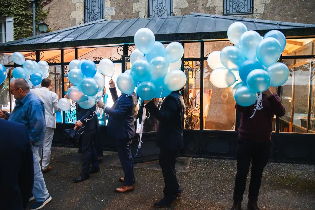 Les témoins des mariés distribuent les ballons aux invités pour l'animation suivante